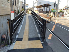 蚕ノ社駅嵐山行スロープ