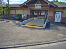 御室仁和寺駅白梅町行スロープ