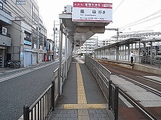 嵐電天神川駅嵐山行スロープ