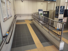 西院駅大宮行スロープ