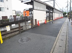 撮影所前駅白梅町行入り口