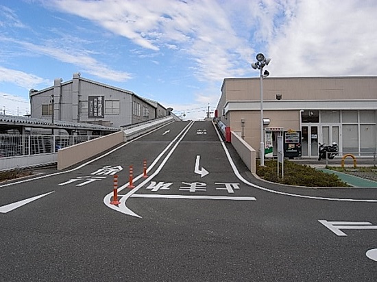 ショッピングセンターの駐車場入口